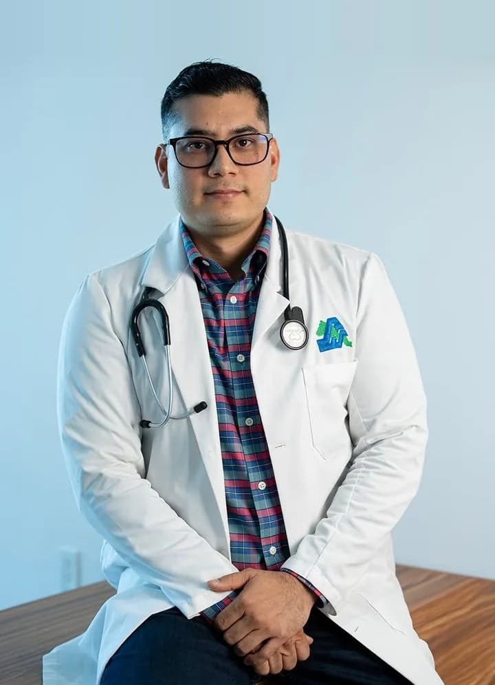 Dr. Gerardo Alberto Paredes Meza, nefrólogo en Los Mochis, Sinaloa, en su consultorio de Hospital MAC