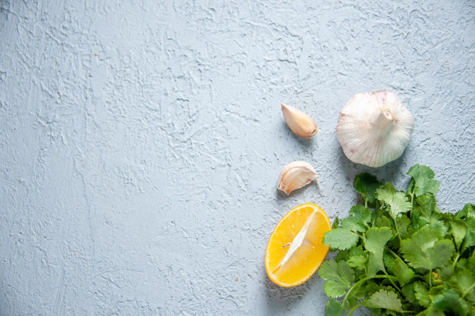 Ajo, limón y cilantro fresco para sazonar sin sal
